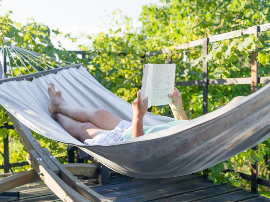 Person der læser i hængekøje